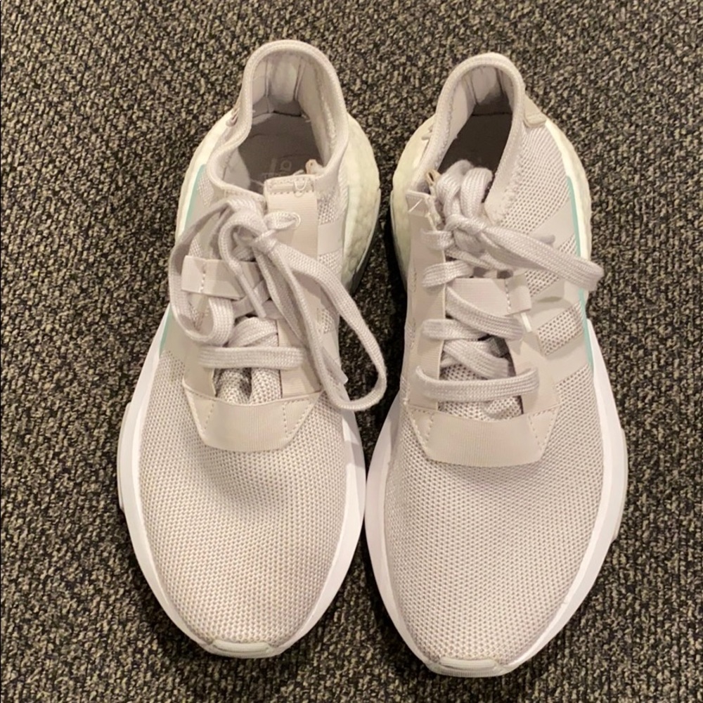 Women’s Adidas sneakers size 6 1/2.